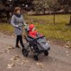 Mama z dzieckiem w wózku rehabilitacyjnym Comfort