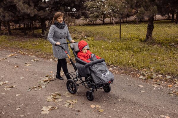 Mama z dzieckiem w wózku rehabilitacyjnym Comfort