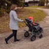 mama z dzieckiem w wózku rehabilitacyjnym Comfort na spacerze